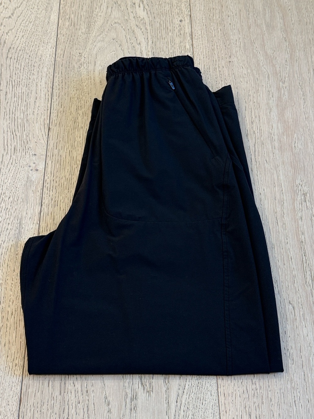 Lululemon Lightweight Mid-Rise Barrel-Leg Crop in Black Size 4